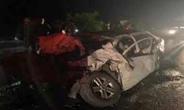 अहमदाबाद में हादसा, दो युवकों की मौत:कार डिवाइडर तोड़कर हवा में उछली, दूसरी ओर से आ रही एक्टिवा से टकराई, नशे में था ड्राइवर