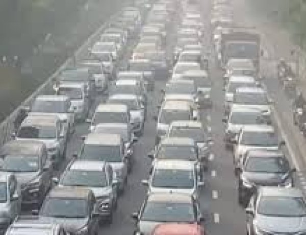 दिल्ली-नोएडा बॉर्डर छावनी में तब्दील, लगा लंबा जाम, जगह-जगह RAF तैनात कर की बैरिकेडिंग