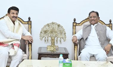 छत्तीसगढ़ की लोक कला, लोक संस्कृति और राज्य में उभरते फिल्म उद्योग सहित विभिन्न विषयों सांसद और भोजपुरी गायक मनोज तिवारी ने मुख्यमंत्री विष्णुदेव साय से किया महत्वपूर्ण चर्चा, सीएम साय से सांसद तिवारी ने की सौजन्य भेंट