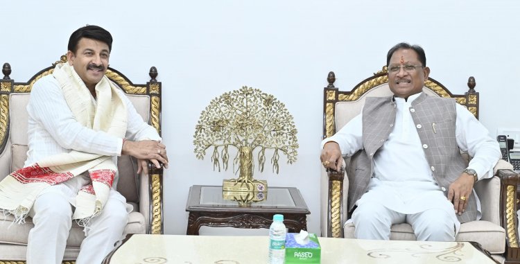 छत्तीसगढ़ की लोक कला, लोक संस्कृति और राज्य में उभरते फिल्म उद्योग सहित विभिन्न विषयों सांसद और भोजपुरी गायक मनोज तिवारी ने मुख्यमंत्री विष्णुदेव साय से किया महत्वपूर्ण चर्चा, सीएम साय से सांसद तिवारी ने की सौजन्य भेंट