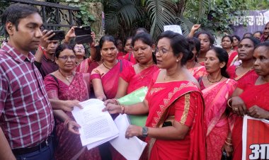 विभिन्न लंबित मांगों को पूरा कराने के लिये हुए अनोखे हड़ताल के कारण समस्त आंगनबाड़ी केन्द्रो मे लटका रहा ताला : जीने लायक वेतन की मांग और पदाधिकारियो पर हो रही बर्खास्तगी की कार्यवाही को वापसे लेने जैसे प्रमुख मांगें के समर्थन पर कार्यकर्ताओं और सहायिकाओं ने जमकर किया हल्ला बोल