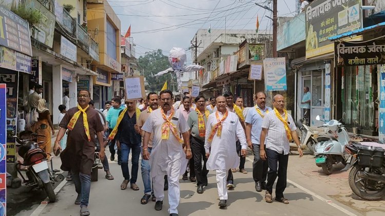 सोशल मीडिया में आपत्तिजनक पोस्ट पर कुनकुरी नगरपंचायत अध्यक्ष विनयशील गुप्ता के विरुद्ध अग्रवाल समाज हुआ मुखर,पुतला दहन कर जताया नाराजगी,हुआ खिलाफ में नारेबाजी,किया गया कार्यवाही का मांग