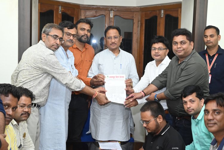 विष्णु सुशासन में पत्रकारों के हित में लिए गए संवेदनशील निर्णय पर जशपुर प्रेस क्लब के पत्रकारों ने मुख्यमंत्री साय का जताया आभार,कहा पेंशन वृद्धि का निर्णय पत्रकारों के लिये भविष्य की आर्थिक सुरक्षा सुनिश्चित करने की दिशा में एक महत्वपूर्ण पहल
