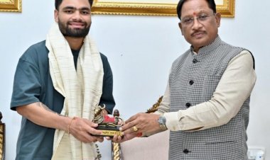 CG : भारतीय क्रिकेट टीम के बल्लेबाज़ रिंकू सिंह ने मुख्यमंत्री से की सौजन्य मुलाकात