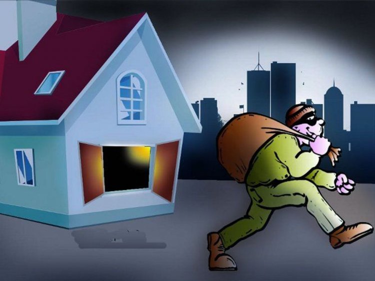 कूलर के सहारे दुकान में घुसा चोर, CCTV के तार काटकर गल्ले पर किया हाथ साफ……