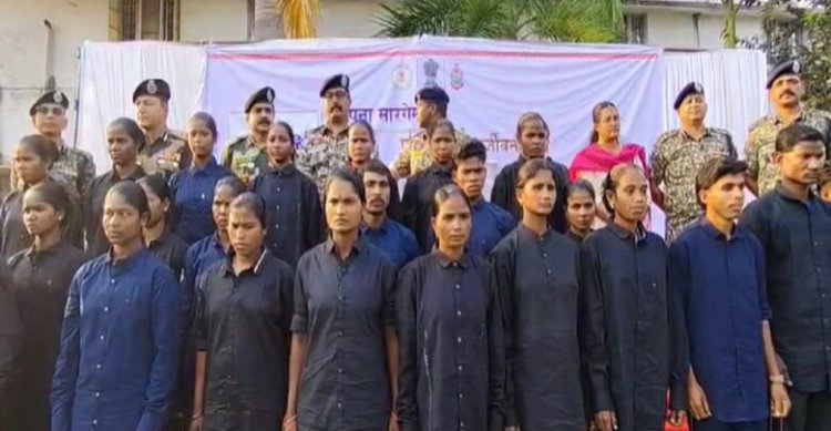 खात्मे की ओर नक्सलवाद, बस्तर IG सुंदरराज पी. के समक्ष 28 नक्सलियों ने हथियारों के साथ किया समर्पण