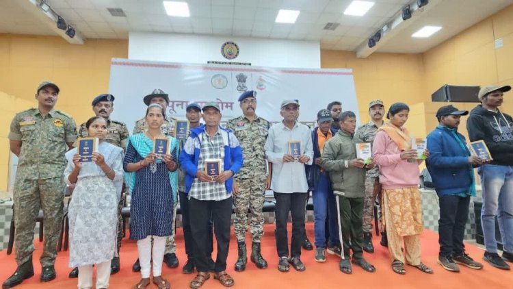 छत्तीसगढ़ में शांति की ओर कदम: चैतू समेत 10 नक्सलियों ने किया आत्मसमर्पण