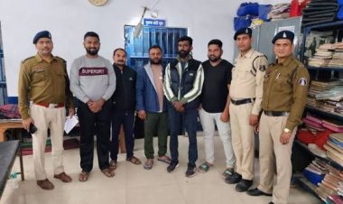 जमीन कारोबारियों के प्रदर्शन पर पुलिस की सख्त कार्रवाई