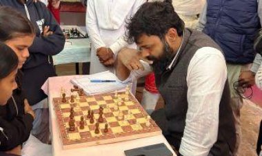 कलेक्टर रोहित व्यास ने विद्यार्थियों संग खेला शतरंज