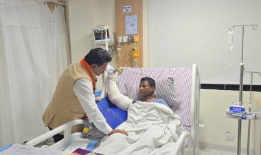 उपमुख्यमंत्री विजय शर्मा ने आईईडी ब्लास्ट में घायल पुलिस जवानों से अस्पताल में की मुलाकात…