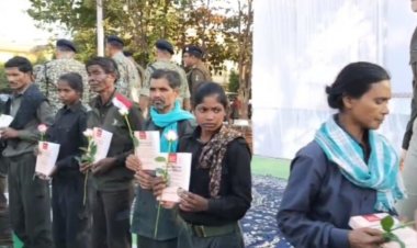 Breaking : 1 करोड़ के इनामी रामधेन सहित 12 नक्सलियों ने छोड़ा हथियार, किया सरेंडर