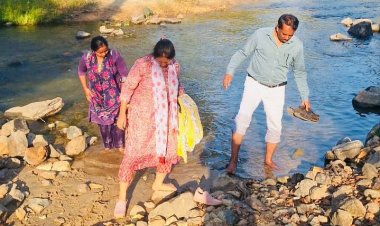 सुकमा के दूरस्थ गांव दामापारा में नदी-नाला पार कर पैदल पहुंची स्वास्थ्य विभाग ने लगाया शिविर