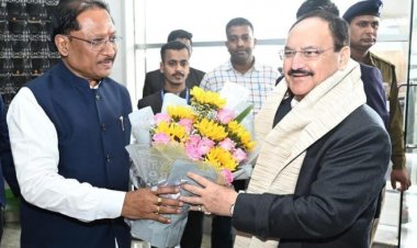 CG : सीएम साय ने एयरपोर्ट पर केंद्रीय मंत्री जे पी नड्डा का किया आत्मीय स्वागत