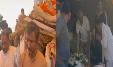विनोद कुमार शुक्ल के अंतिम संस्कार में शामिल हुए सीएम साय, दिया कंधा, नम आँखों से दी विदाई