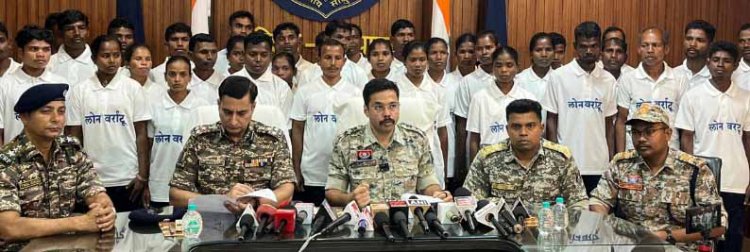 37 नक्सलियों ने किया आत्मसमर्पण