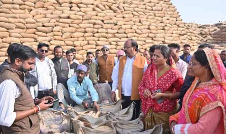 मंत्री राजवाड़े ने भटगांव विधानसभा के शिवप्रसाद नगर धान खरीदी केंद्र का किया निरीक्षण