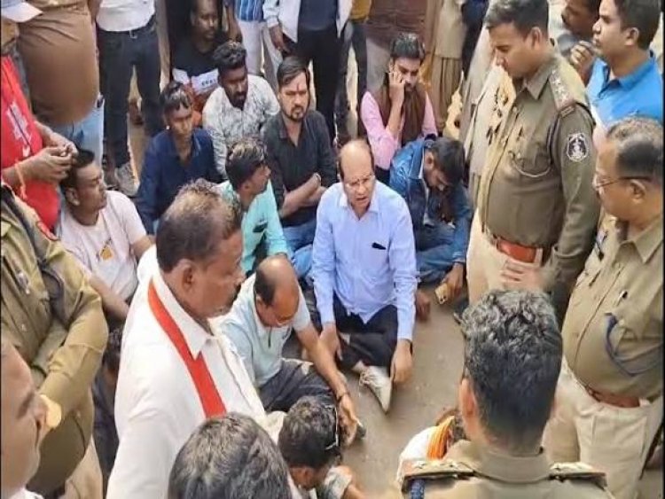 बेटी संग घर लौटते पिता ने लगाई फांसी