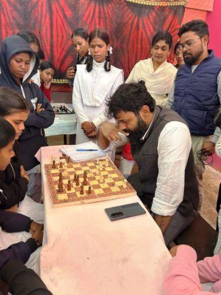 कलेक्टर रोहित व्यास ने विद्यार्थियों संग खेला शतरंज