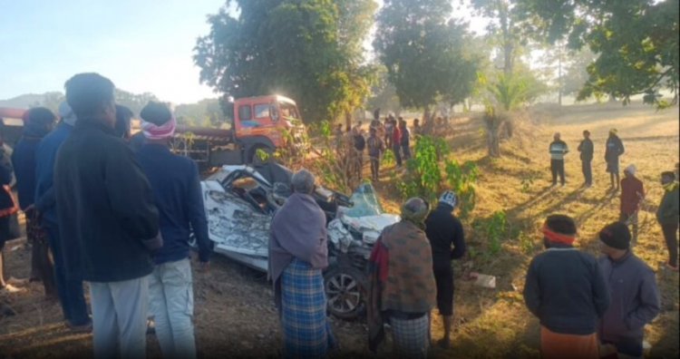 Big Accident : छत्तीसगढ़ में 5 की मौत; तेज रफ्तार कार और ट्रेलर की जोरदार भिड़ंत