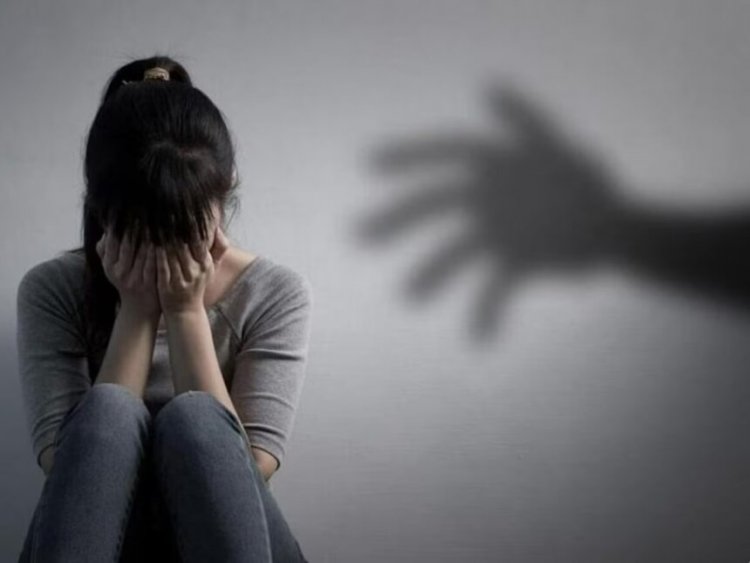 CRIME : रिश्तेदार के घर गई संबंध बनाने की जिद से परेशान पत्नी, तो बाप ने बेटी के साथ किया दुष्कर्म