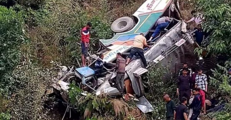 नए साल से पहले बड़ा हादसा, यहां खाई में गिरी यात्रियों से भरी बस, हादसे में 7 लोगों की मौत, कई घायल