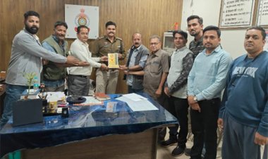 महादेव घाट रोड व्यापारी कल्याण संघ ने पुरानी बस्ती थाना प्रभारी से मिलकर समस्याओं से कराया अवगत