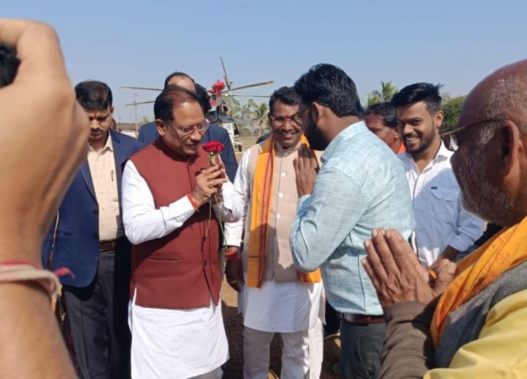 धर्मध्वजा स्थापना अवसर पर सिरकट्टी पहुंचे मुख्यमंत्री विष्णुदेव साय,हेलीपैड पर भव्य स्वागत