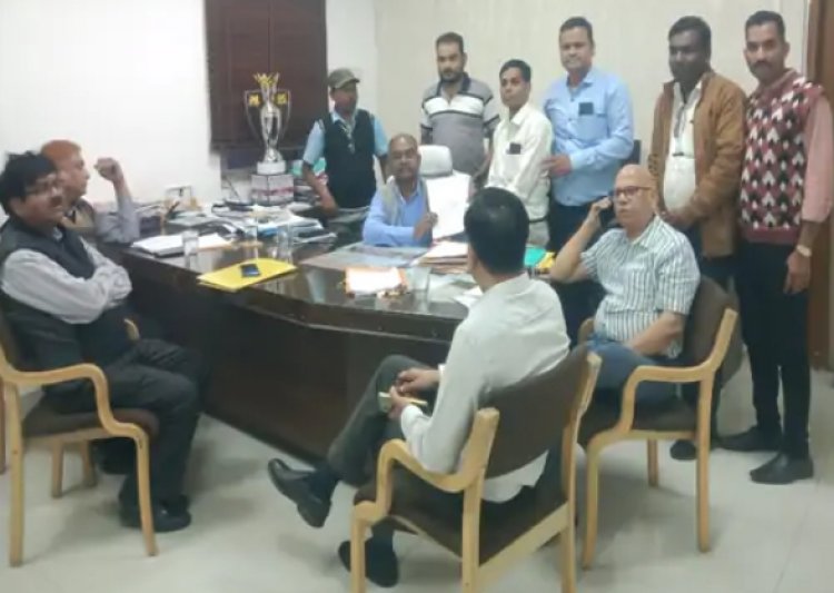 रायपुर में बिजली वितरण कंपनी के प्रबंधन एवं मीटर रीडर संघ के पदाधिकारियों के बीच मीटर रीडरों की समस्याओं को लेकर द्विपक्षीय वार्ता आयोजित की गई