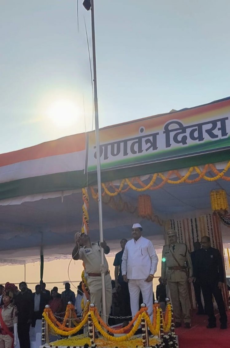 गरियाबंद में 77वें गणतंत्र दिवस का भव्य आयोजन, मंत्री दलाय दास बघेल ने फहराया तिरंगा