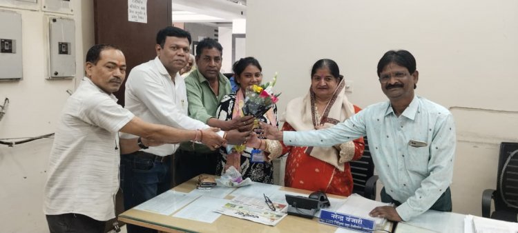 नगर निगम वित्त विभाग की कुसुम को सेवानिवृत्त होने पर कर्मचारियों ने किया सम्मानित