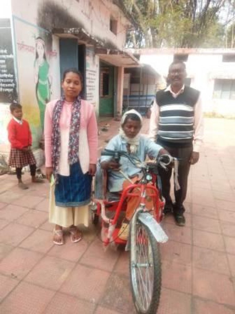 कलेक्टर व्यास के संवेदनशीलता से दिव्यांग का चेहरा खिला, भूमिहीन दिव्यांग को मिली सहायता