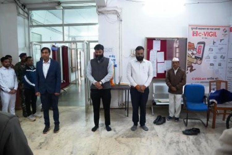 कलेक्टर ने राष्ट्रपिता महात्मा गांधी की पुण्यतिथि पर उनके छायाचित्र पर पुष्पांजलि अर्पित कर किया नमन