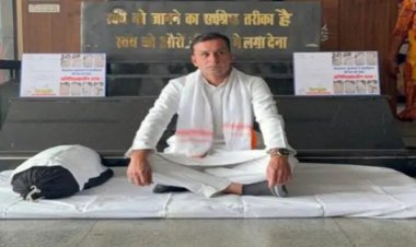 कांग्रेस पार्षद का अनिश्चितकालीन धरना, सड़क निर्माण की मंजूरी नहीं मिलने पर विरोध