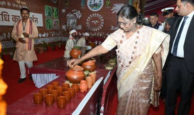 जनजातीय परंपराओं और संस्कृति पर आधारित भव्य प्रदर्शनी का राष्ट्रपति द्रौपदी मुर्मु ने किया अवलोकन