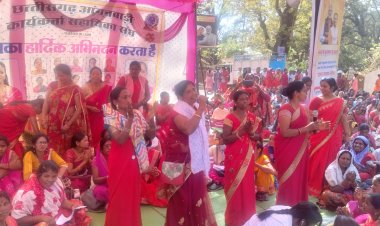 तीन सूत्रीय मांगों को लेकर संयुक्त मंच के आह्वाहन पर हो रहा दो दिवसीय हड़ताल का आयोजन,पहले दिन भारी संख्या में आंगनबाड़ी कार्यकर्ताएं सहायिकाएं बैठी धरने पर,हजारों आंगनबाड़ी केंद्रों में लगा ताला