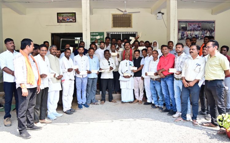 उपमुख्यमंत्री शर्मा ने कबीर कुटियों को वाद्ययंत्रों के लिए 4.25 लाख का किया वितरण