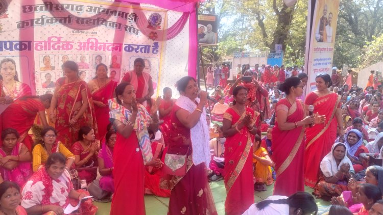 तीन सूत्रीय मांगों को लेकर संयुक्त मंच के आह्वाहन पर हो रहा दो दिवसीय हड़ताल का आयोजन,पहले दिन भारी संख्या में आंगनबाड़ी कार्यकर्ताएं सहायिकाएं बैठी धरने पर,हजारों आंगनबाड़ी केंद्रों में लगा ताला