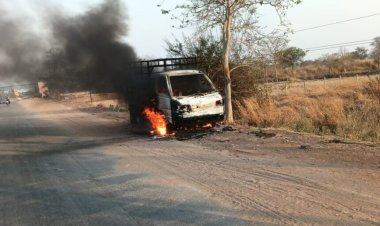 अचानक चलती पिकअप वाहन में लगी भीषण आग, 4 लाख रुपए नगद और दो चेक भी जलकर खाक