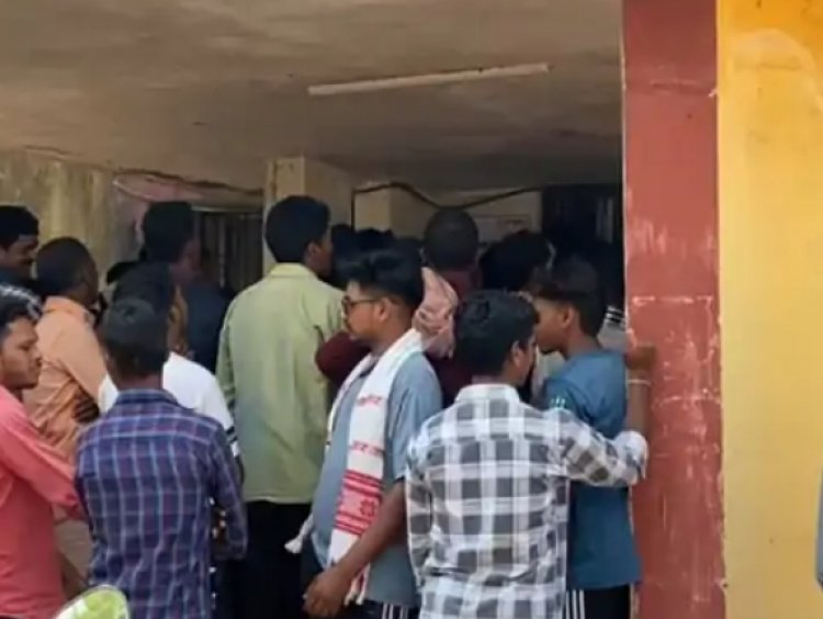 कोंडागांव जिले के ग्रामीण इलाकों में लंबे समय से जारी लो वोल्टेज और बिजली कटौती से परेशान किसानों ने बिजली ऑफिस का घेराव कर प्रदर्शन किया