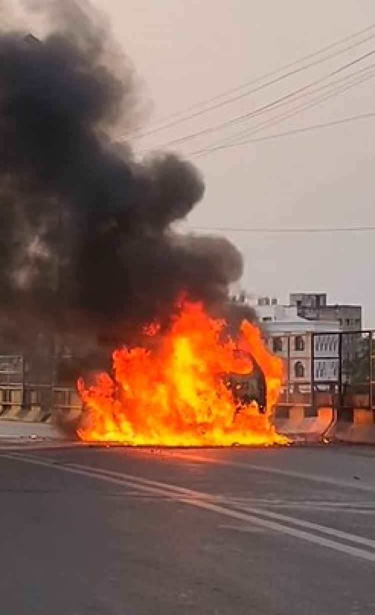 राजधानी में चलती कार में लगी भीषण आग,चालक ने कूदकर बचाई जान