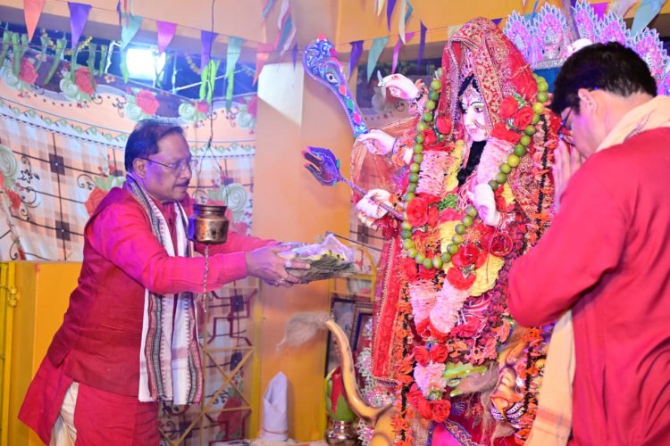 चैत्र शुक्ल पक्ष अष्टमी के पावन अवसर पर मुख्यमंत्री साय ने परिवार सहित विधि-विधान से मां दुर्गा का पूजा-अर्चना कर प्रदेशवासियों की सुख-समृद्धि,शांति और खुशहाली के लिए किया कामना