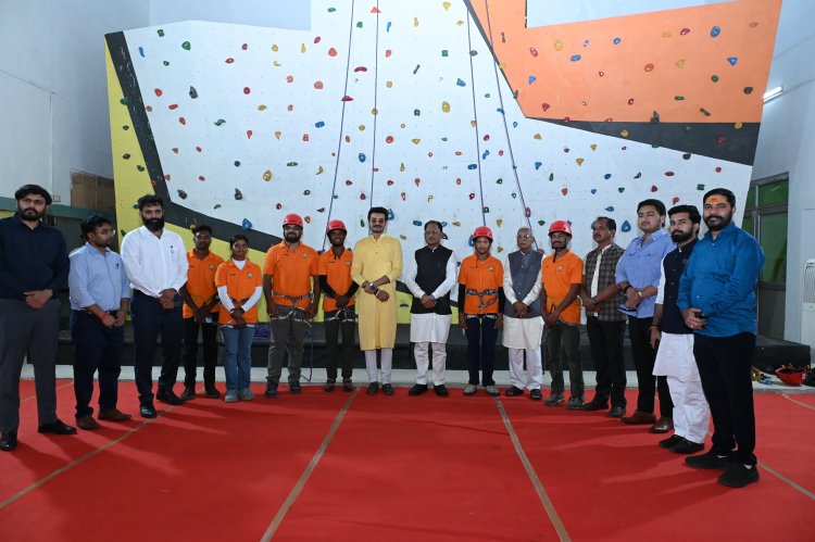 मुख्यमंत्री विष्णुदेव साय ने स्पोर्ट्स क्लाईबिंग वॉल इंडोर स्टेडियम का किया शुभारंभ 