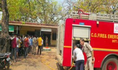 जिला सहकारी बैंक में आग: बंदरों की उछल-कूद से शॉर्ट सर्किट, कंप्यूटर-दस्तावेज जले