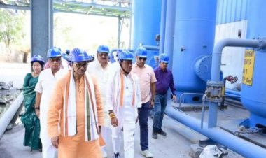 पीसीसी अध्यक्ष दीपक बैज, नेता प्रतिपक्ष डॉ. चरणदास महंत तथा जांच दल के सदस्य वेदांता पावर प्रभावितों से मिले