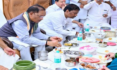 टिफिन मीटिंग में दिखी संगठन की आत्मीयता और एकजुटता, मुख्यमंत्री ने कार्यकर्ताओं के साथ किया भोजन