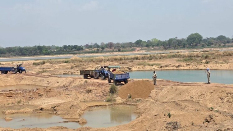 अवैध रेत उत्खनन पर बड़ा एक्शन, 200 ट्रैक्टर रेत नदी में डलवाई, 2 हाईवा जब्त