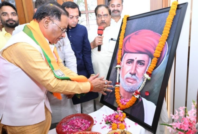 मुख्यमंत्री साय ने ज्योतिबा फुले को पुष्पांजलि अर्पित की