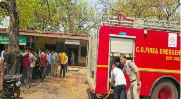 जिला सहकारी बैंक में आग: बंदरों की उछल-कूद से शॉर्ट सर्किट, कंप्यूटर-दस्तावेज जले