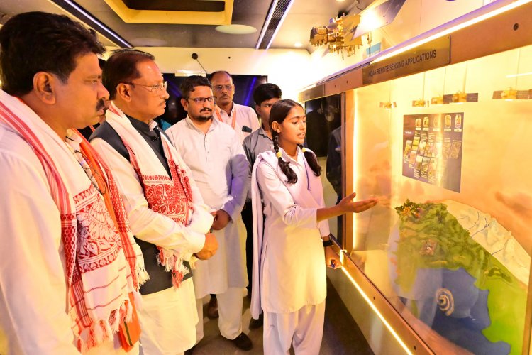 इसरो की स्पेस ऑन व्हील्स से जशपुर में विज्ञान की नई उड़ान : मुख्यमंत्री साय ने चलित अंतरिक्ष गाड़ी का किया अवलोकन,जिले के 10 हजार से अधिक विद्यार्थियों को मिलेगा लाभ