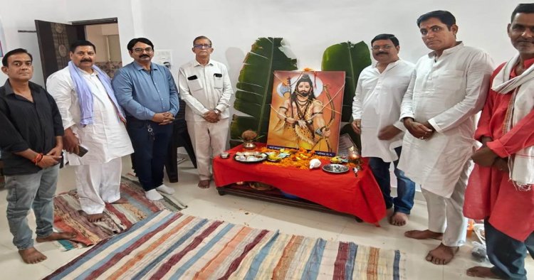 भगवान परशुराम जन्मोत्सव पर पूजा-अर्चना पश्चात सेव-बूदी का वितरण